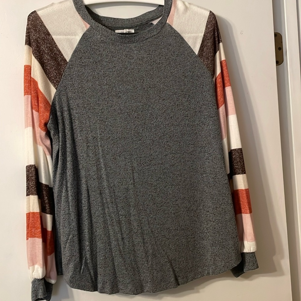 Women’s lightweight sweater. Size L.